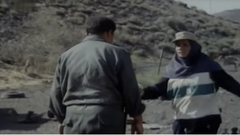 Figure 7: Maryam stopping ‛Abdalrahmān from leaving. Still from The Survivors (Nijāt-yāftagān), directed by Rasūl Mullāqulīpūr, 1996.