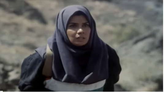 Figure 13: Maryam looking at a high hill. Still from The Survivors (Nijāt-yāftagān), directed by Rasūl Mullāqulīpūr, 1996.
