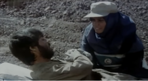 Figure 17: Maryam explaining to Rizā that she is allowed to touch him to administer his medical treatment. Still from The Survivors (Nijāt-yāftagān), directed by Rasūl Mullāqulīpūr, 1996.