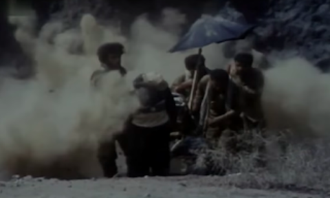 Figure 19: The group being attacked after the ceasefire. Still from The Survivors (Nijāt-yāftagān), directed by Rasūl Mullāqulīpūr, 1996.