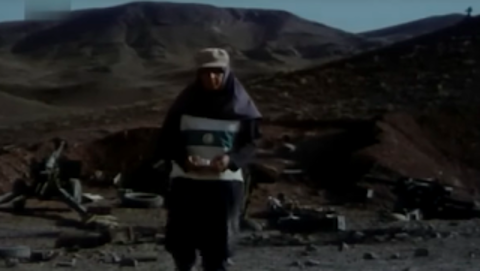 Figure 20: Maryam sharing food with ‛Abdalrahmān. Still from The Survivors (Nijāt-yāftagān), directed by Rasūl Mullāqulīpūr, 1996.
