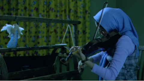Figure 22: Sipīdah playing the violin by her baby’s crib. Still from M for Mother (Mīm misl-i mādar), directed by Rasūl Mullāqulīpūr, 2006.