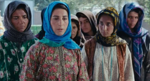 Figure 3: Nawbar introducing herself in order to be hired. Still from The Blue-Veiled (Rūsārī Ābī), directed by Rakhshān Banī-I‛timād, 1995 (00:05:54).