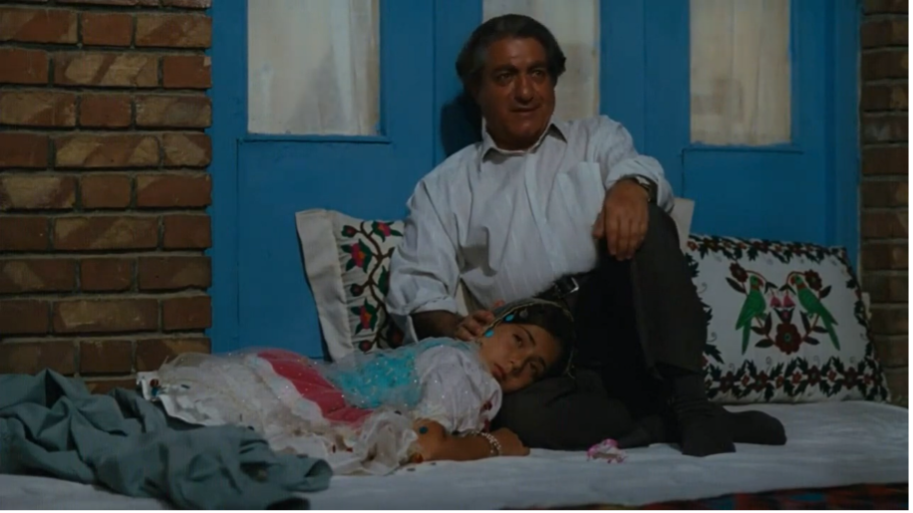 Figure 9: Sinawbar resting her head on Rasūl’s lap as she listens to his story. Still from The Blue-Veiled (Rūsārī Ābī), directed by Rakhshān Banī-I‛timād, 1995 (01:03:44).
