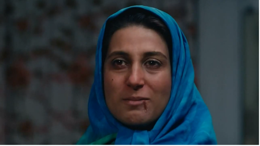 Figure 10: Nawbar with a wounded face, explaining to Rasūl what happened to her. Still from The Blue-Veiled (Rūsārī Ābī), directed by Rakhshān Banī-I‛timād, 1995 (01:21:28).