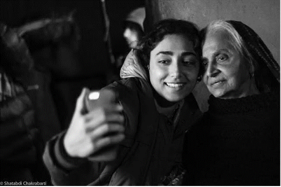 Figure 3: Gulshīftah Farahānī and Waheeda Rehman on the set of The Song of Scorpions. Courtesy of National Herald, photo by Shatabdi Chakrabarti, 2023.