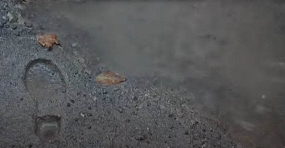 Figure 3: Rahmat’s footstep remains in the mud when she leaves Tehran. Baran (2001), directed by Majid Majidi. Accessed via https://www.youtube.com/watch?v=1KWei3v3z1o (01:28:25). 
