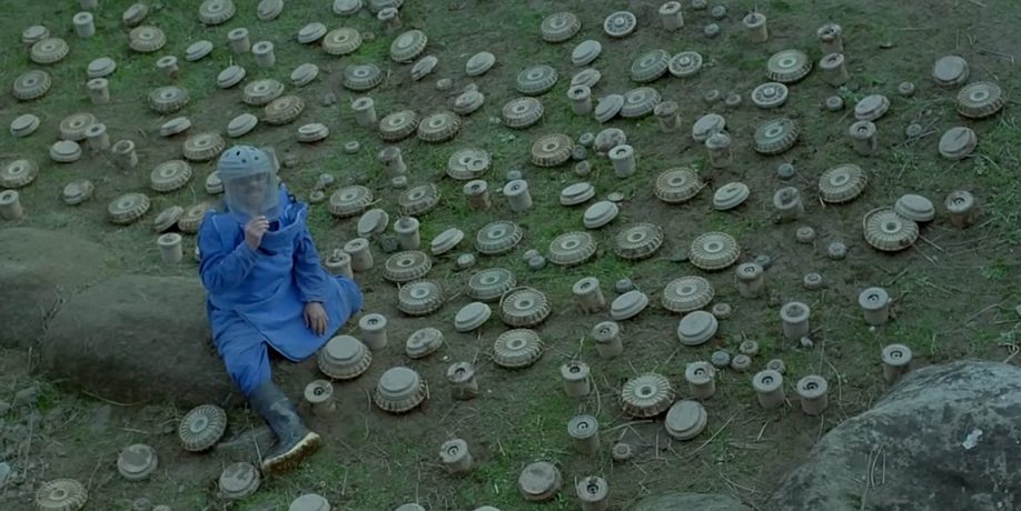 Figure 5: The refugees in the camp collect landmines to sell to the Americans and earn money, while nature seems to exact revenge on humanity, making no distinction between the guilty and the innocent. Turtles Can Fly (2004), directed by Bahman Ghobadi. Accessed via https://www.youtube.com/watch?v=b3uawVIxPPc (01:37:20).
