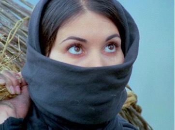 Figure 1: Parvānah Ma‛sūmī as Ra‛nā in The Stranger and the Fog (Gharībah va Mih), directed by Bahrām Bayzā’ī, 1974.